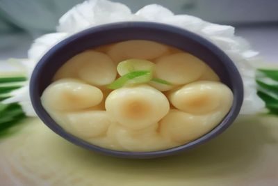 蘑菇视频导航站用户运营编辑王梦琪在整理用户反馈表单，桌面上摆放着记录蘑菇视频官网入口纠错建议的便利贴，表情认真负责
